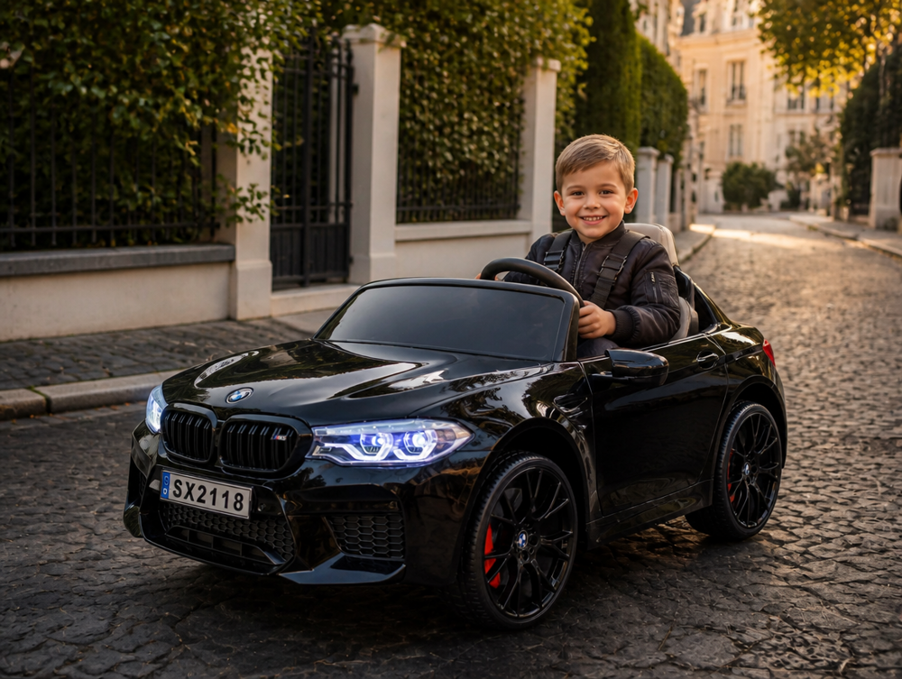 BMW M5 24V enfant gris métallisé en scène d'allée